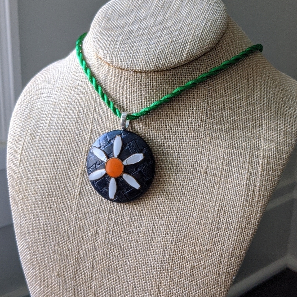 WHIMSY HOUSE I NWT Upcycled Vintage Wood Button & Enameled Metal Daisy Necklace - Picture 6 of 11